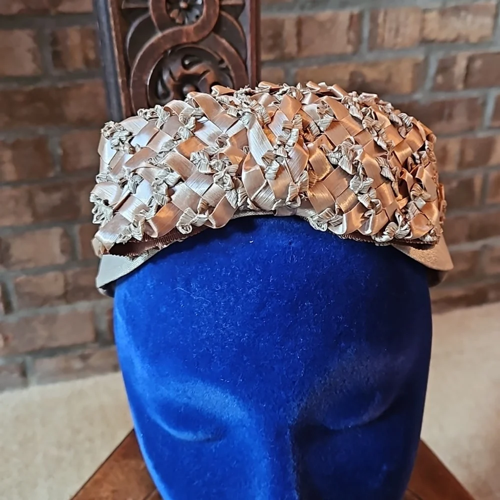 Vintage lovely grass and fabric ladies hat. Gladys & Belle NY 1940's or 50's - Picture 2 of 7